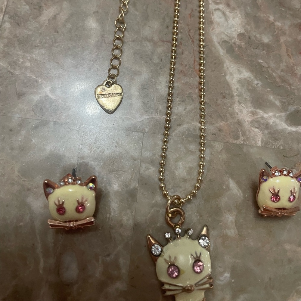 Betsey Johnson White Cat necklace and earrings set featuring gold-toned chains - Picture 3 of 11